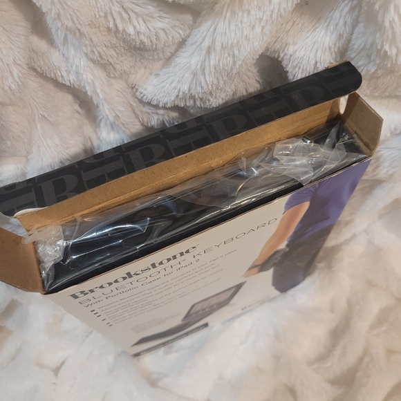 BROOKSTONE Bluetooth Key board with Protfolio case for iPAD 2 - Picture 5 of 6